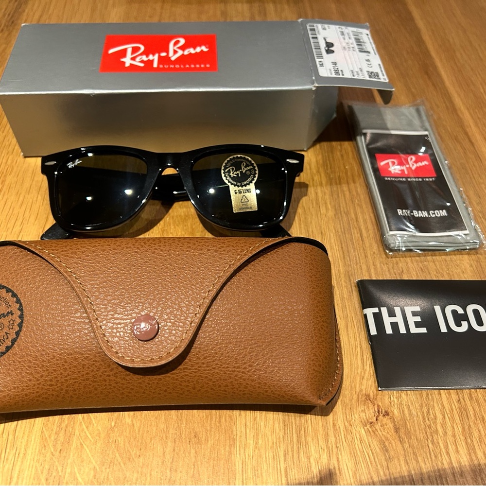 Ray-Ban Wayfarer Sunglasses in Black